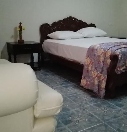 Bed and Breakfast Residencial El Sol De Los Pinos Трухильо Экстерьер фото