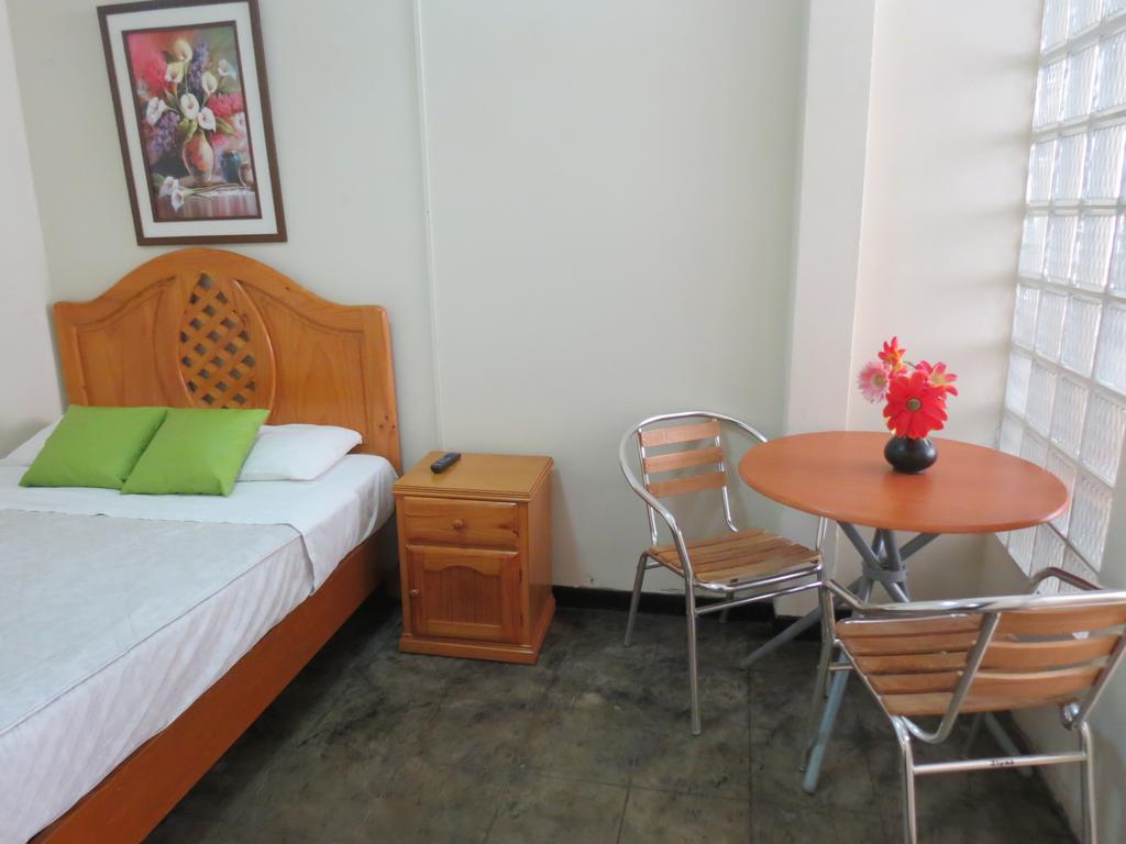 Bed and Breakfast Residencial El Sol De Los Pinos Трухильо Экстерьер фото